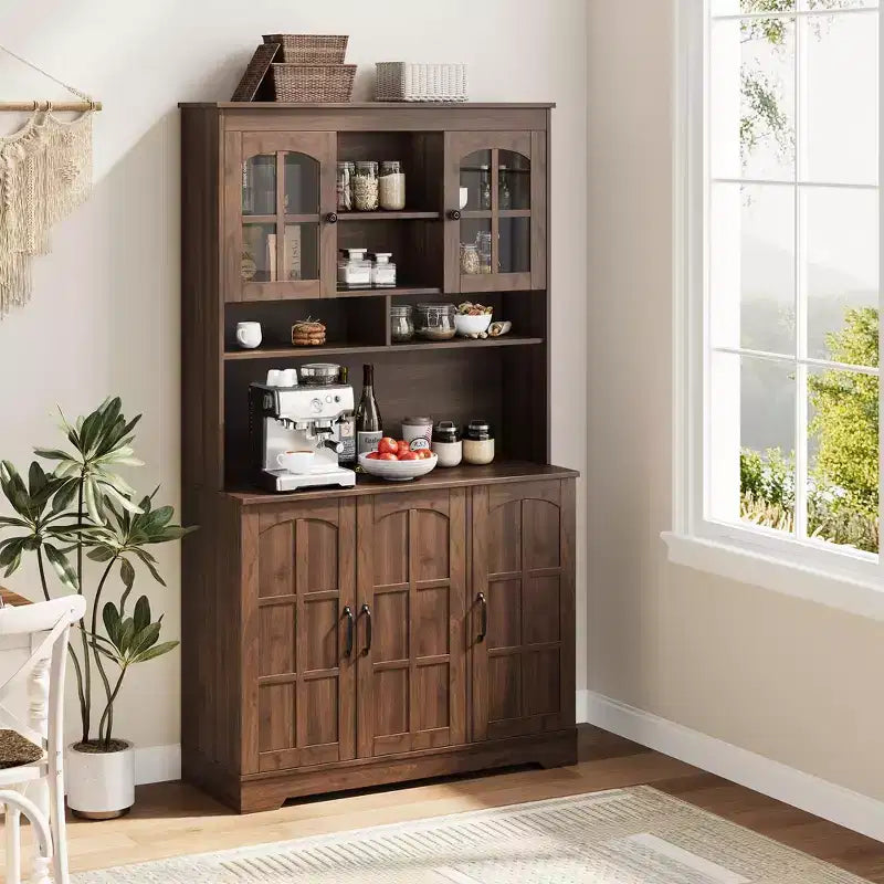 Armoire de cuisine haute noire / marron / blanche avec portes vitrées et station de recharge, simple